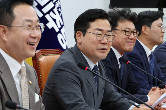 박찬대 더불어민주당 대표 직무대행 겸 원내대표가 10일 서울 여의도 국회에서 현 원내지도부의 마지막 원내대책회의를 주재하며 소회를 말하고 있다. 연합뉴스